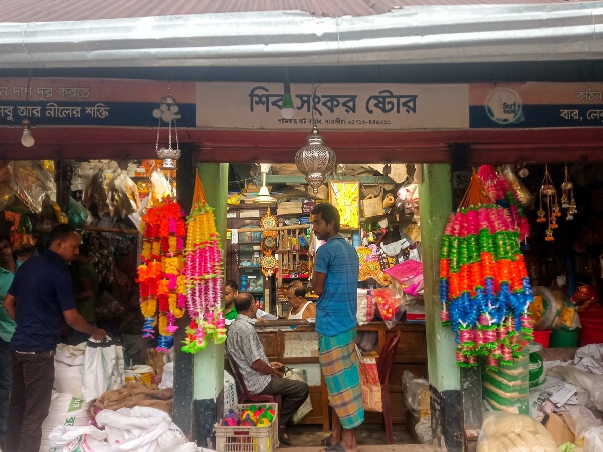 দুর্গাপূজার বাজারে জমজমাট শতবর্ষী শিব শংকর স্টোর